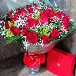 Bouquet 24 rosas vermelhas + Ferrero Rocher 12 unidades 